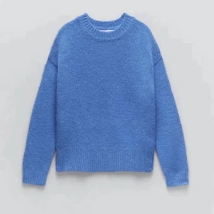 Blå stickad tröja - Snygg stickad tröja från zara, skriv privat vid intresse💕 Köparen står för frakt.