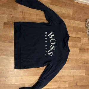 Hugo Boss Crewneck - En crewneck tröja av Hugo Boss i storlek medium. Bra skick.