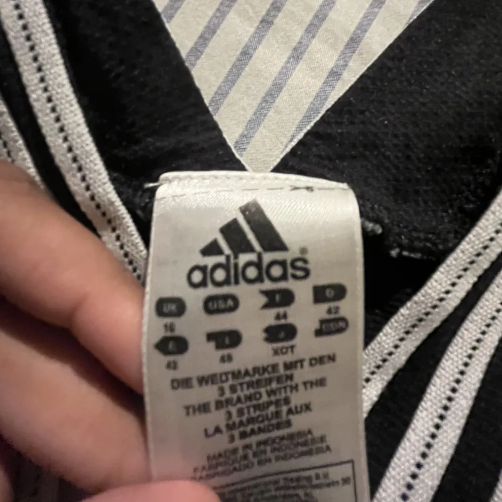 Svart adidas tröja med vita detaljer Strl: XL (men jag är strl S och skulle säga att tröjan passar XS-M) Pris: 50kr+frakt. Toppar.