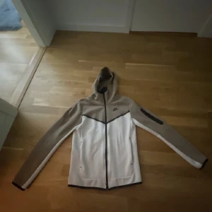 Nike tech fleece  - KAN BYTA MED EN VIT I S/M. Säljer denna kofta då den inte kommer till användning. 💕 Jättefint skick och typ som ny Säljer endast vid snabb affär då jag vill bli av med den. 
