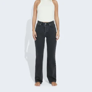 Svarta jeans  - Säljer dessa svart/gråa jeans från bikbok. Model regual wide 980 jeans. Aldrig använda prislapp kvar. Skriv privat för egna bilder