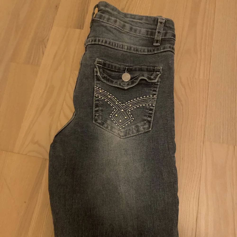 Jag säljer mina liknande true region jeans för har ingen användning för de tyvärr väldigt bar skick använt runt 3 gånger hör Järna av er innan ni köper💗😃. Jeans & Byxor.