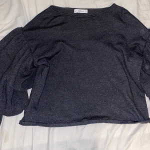 Zara - Säljer denna super fina tröja ifrån Zara❤️ armarna har som volang som e super snyggt❤️ köparen står för frakt