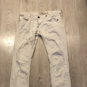 Vita lågmidjade jeans - Säljer mina skitsnygga rich&royal jeans då de tyvärr blivit för små. De är bootcut Använda 2 gånger. Hör gärna av er för mer bilder och info 💕 köparen står för frakt och pris kan diskuteras vid snabb affär 