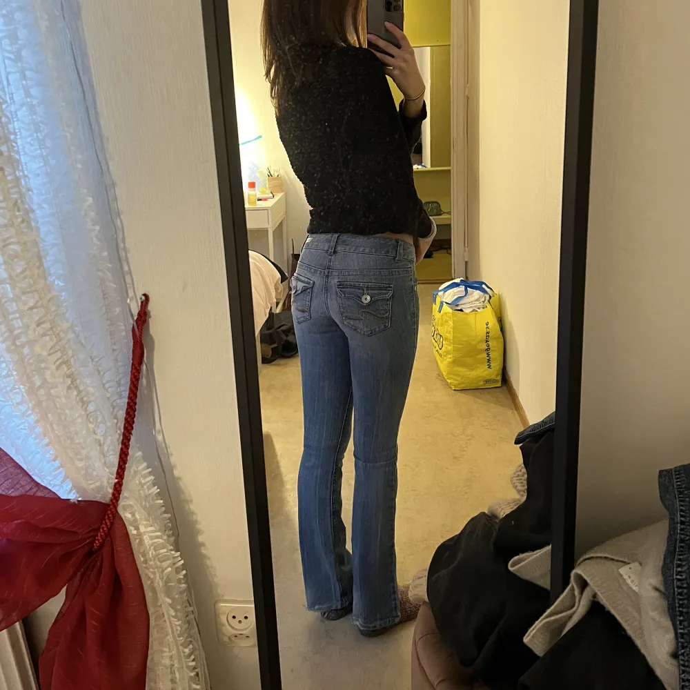 Säljer dessa skit snygga lågmidjade jeansen då dem va lite för tajta och lite korta💓Jag är runt 170 och har oftast 34 i jeans💞Buda med minst 10kr🫶. Jeans & Byxor.