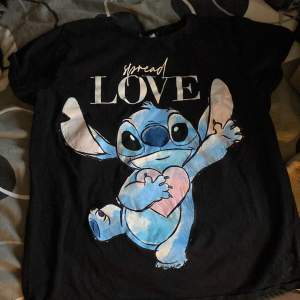  T-shirt  med Stitch.