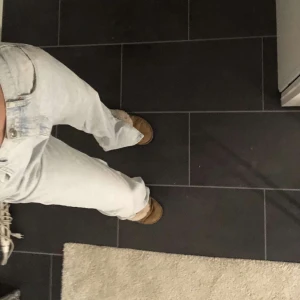 Ljusblå lågmidjade jeans  - Ljusblå mid Waits  jeans med slits, råkade köpa i en förstor strl så säljer dem, aldrig använda💙