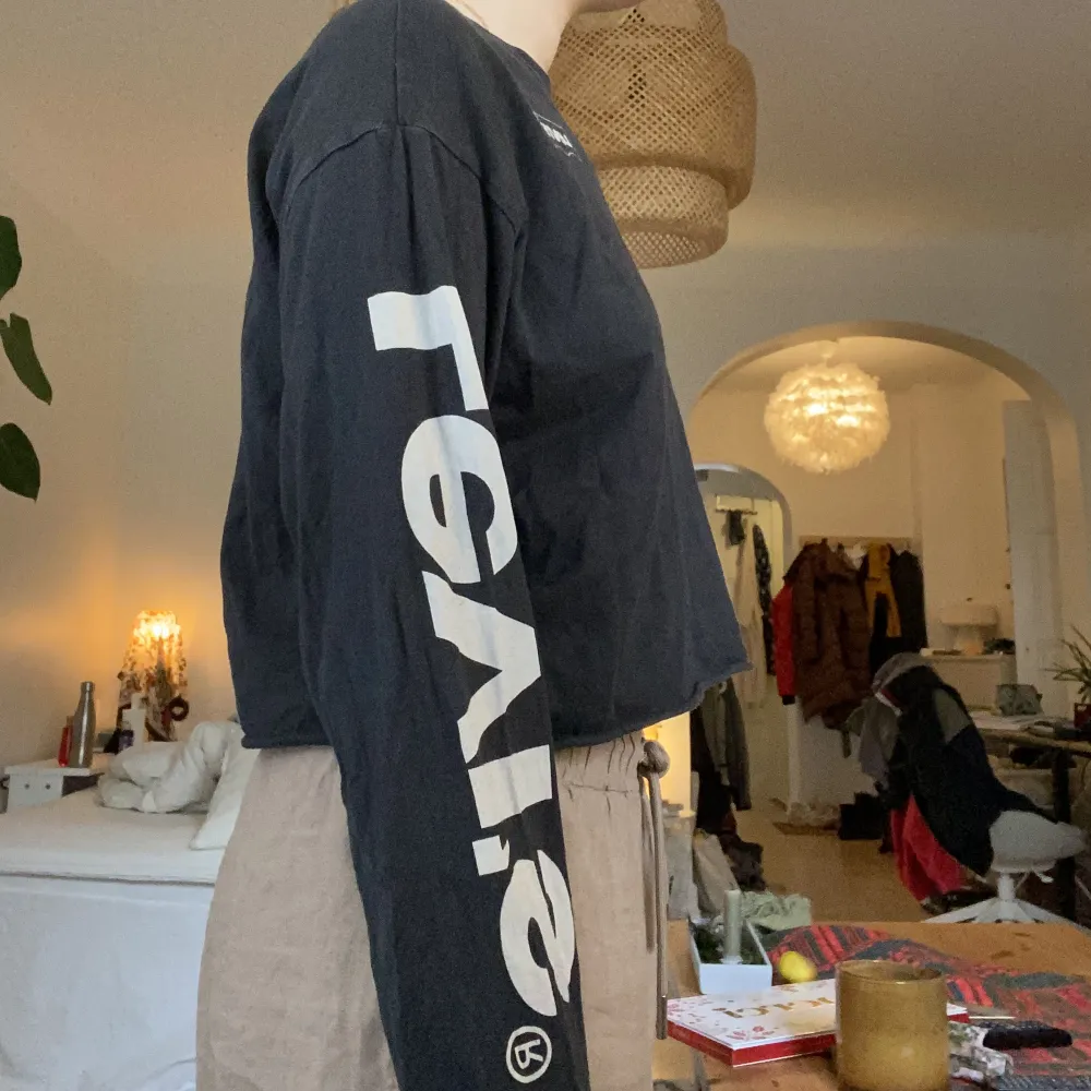 Långärmad t-shirt från Levis med tryck på ärmarna och bröstet. Oversized modell i bomull. Fint skick! Jag är 160cm🥰🥰. T-shirts.