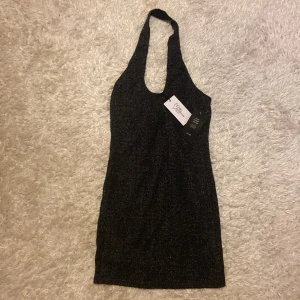 Svart glittrig halterneck klänning  - Superfin glittrig svart halterneck klänning perfekt till fest och nyår! Storlek M men passar en även en S. Säljer då den är för liten för mig. Möts upp i Stockholm eller fraktar ⭐️⭐️