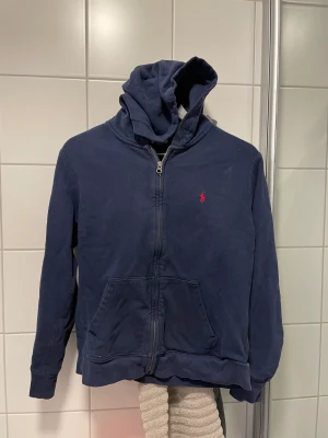 Ralph lauren hoodie  - Ralph lauren hoodie med zip  Barnstorlek L  Passar en XS  
