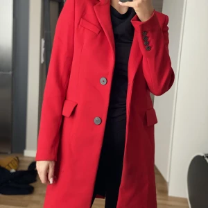 Röd kappa - Denna röda kappa från zara i storlek xs använd 1 gång 