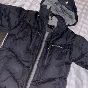 Peak Performance jacka  - Hej!  Säljer en jätte fin och varm vinterjacka i storlek M! Jackan är i ett fint skick och är Sparsamt använd! Rökfritt hem  Ny pris 4000 kr