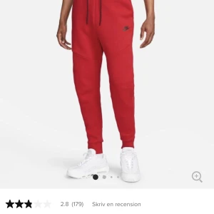 Nike tech byxor röd - Köpta under sommaren men aldrig kommit till användning och därför valt att sälja dessa till nån de kommer till användning.