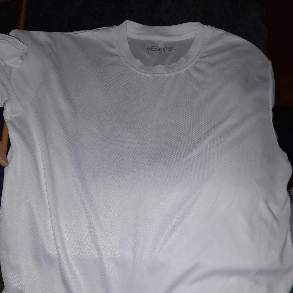 Hej  Säljer en tränings t-shirt i vit, storlek M 10 kr för den, använd någon gång, men i fint skick. Finns I Eslöv att hämta kan med skickas frakt tillkommer.. T-shirts.