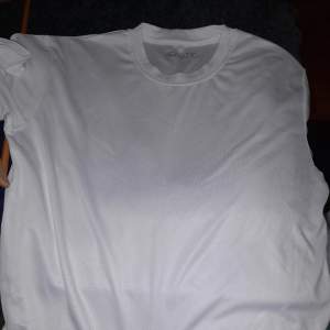 Hej  Säljer en tränings t-shirt i vit, storlek M 10 kr för den, använd någon gång, men i fint skick. Finns I Eslöv att hämta kan med skickas frakt tillkommer.