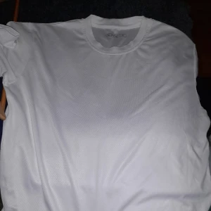 Träningströja  - Hej  Säljer en tränings t-shirt i vit, storlek M 10 kr för den, använd någon gång, men i fint skick. Finns I Eslöv att hämta kan med skickas frakt tillkommer.