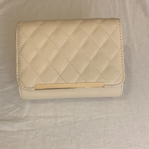 Liten hand väska  - Begi hand väska använt den några gånger den är lite miss färgad både k under delen av väskan och lite i väskan men annars så ser den jätte fin ut med klänningar osv 