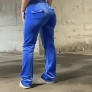 Juicy couture del Ray blå  - Storlek: S Skick: använda med en liten smink fläck på insidan av byxan, annars fina Säljer pågrund av att jag inte längre gillar färgen! 