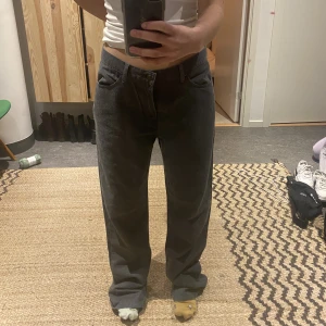 Jeans - Jättesnygga jeans! De sitter jätte bra på alla kön, de är skit snygga och är jätte lätta att styla! Ganska bra skick men ändå köpta på en secondhandbutik fast själv har jag inte använt de sen jag köpte dem! Skriv om du undrar något🥰