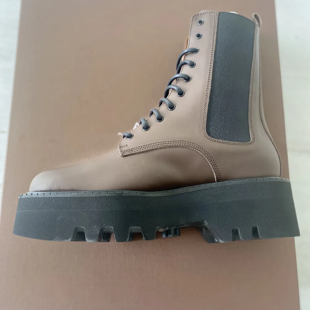 ATP ATELIER, pesaro chocolate leather combat boots.  Oanvända i förpackning  Nypris: 5600 . Skor.