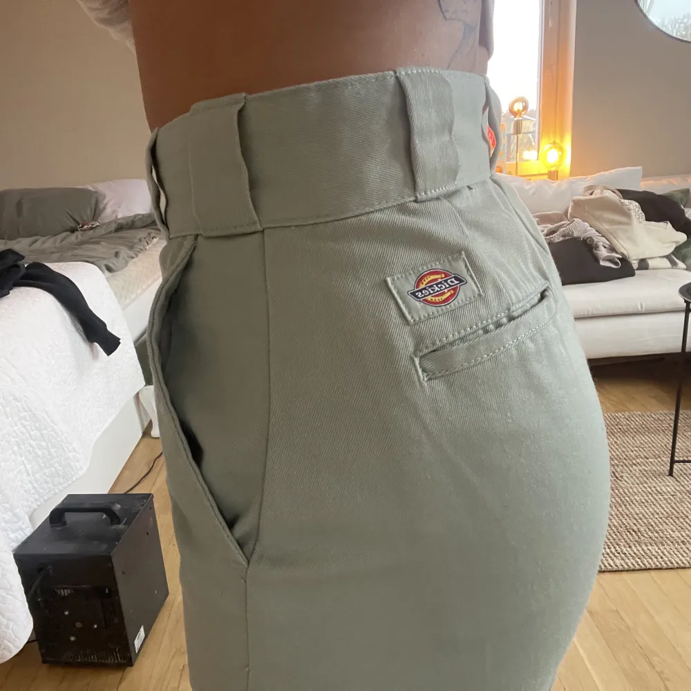 Mintgröna byxor från dickies, aldrig använda, 250 Beiga dickies, använda en del, 150.. Jeans & Byxor.