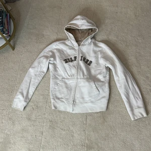 Hoodie - Jag säljer den här fina hoodien/koftan från Tommy hilfiger för att den har blivit för liten för mig. Den är i fint skick. Jag säljer den för 30kr+frakt.