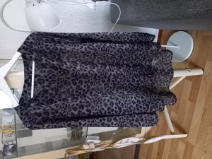 Blus, tröja, jeansklänning - Första bilden en blus i storlek 48. 50kr Andra bilden en fin långärmad tröja med slit i ryggen, storlek 50. 75kr Tredje bilden, en jeansklänning i storlek 3XL. 50kr