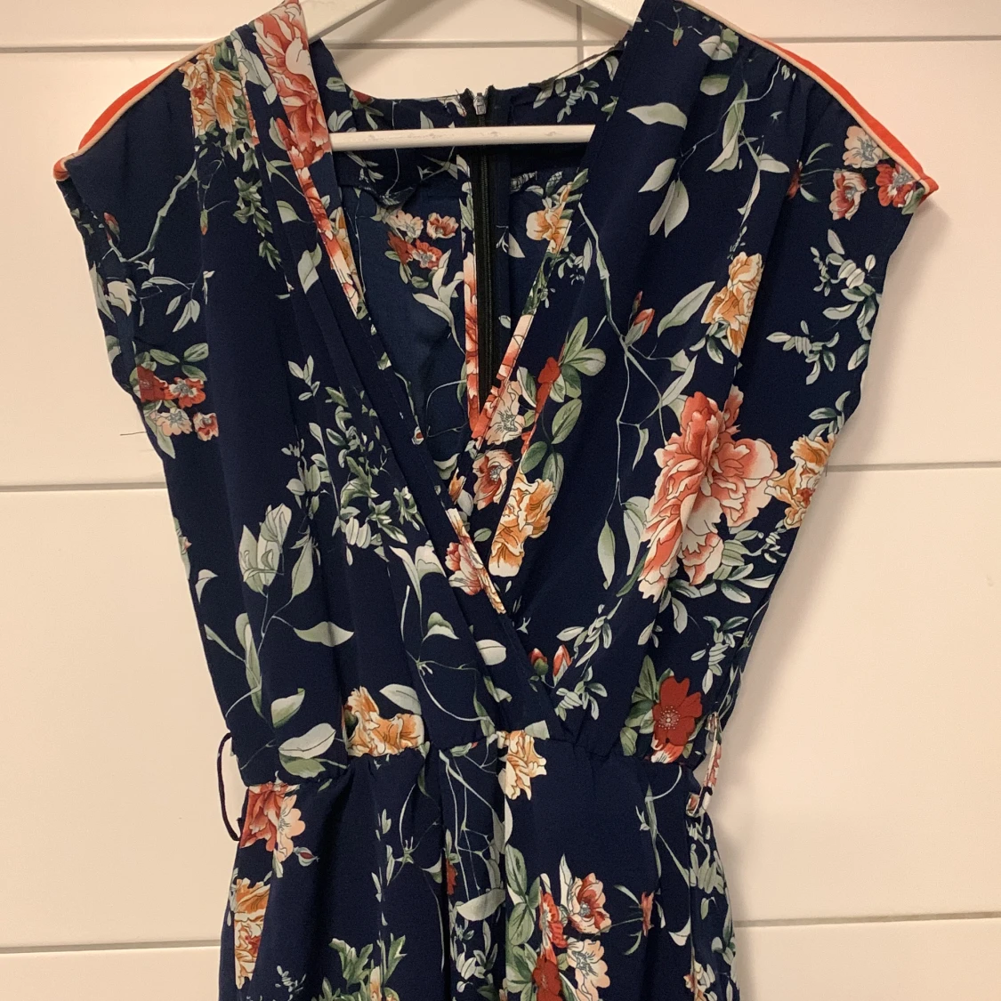 Blommig byxdress  - 90