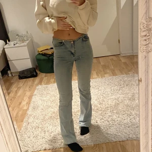 Jeans  - ljusa mid/low waist jeans med lite bootcut 
