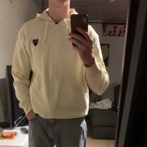 CDG PLAY Zip hoodie - Nästan helt oanvänd CDG zip hoodie. Den är i size L. Jag är 181cm och den sitter bra på mig. Skriv om ni har frågor eller vill ha mer bilder.