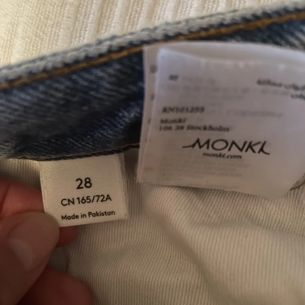 Säljer dessa Monki jeans i Yoko-modellen eftersom de aldrig har använts och bara legat i garderoben (Endast använda några timmar). Jeansen är i storlek 28 (38/M) och är väldigt snyggt ”baggy” i modellen. Pris går alltid att diskuteras❤️. Jeans & Byxor.