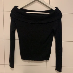 Topp från HM - Från bomullstop från hm, offshoulder. Bra skick. 