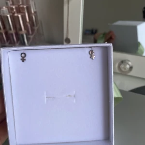 Örhängen äkta silver  - Säljer dessa örhängen då jag inte får någon användning av dem. De är i äkta silver och helt oanvända. Precis som nya ❤️
