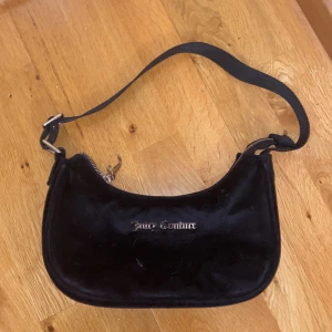 Väska - Säljer denna väska från juicy couture, väskan är i bra skick. Den är liten med justerbart band🫶🏻