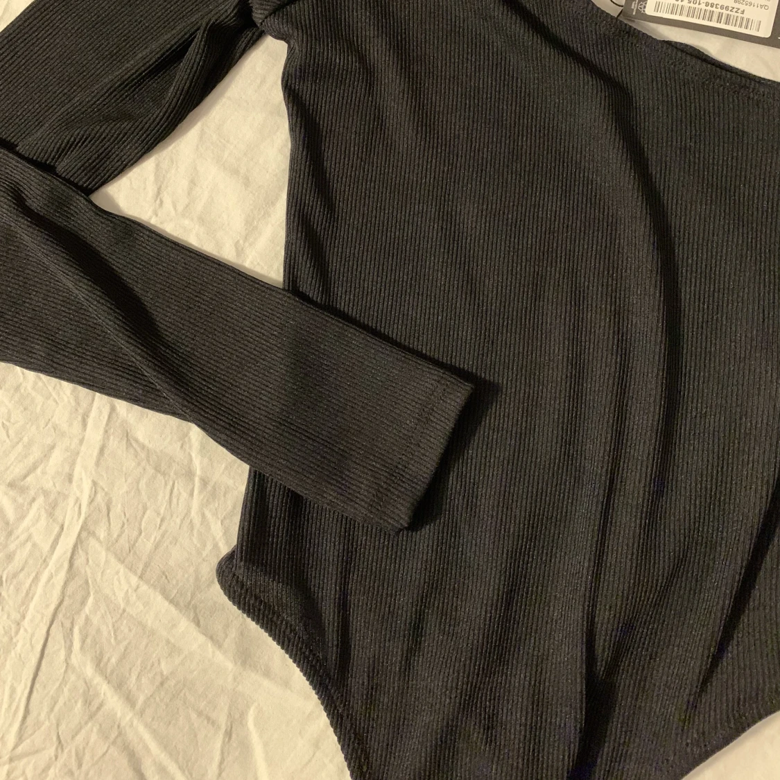 Svart oneshoulder body - 90