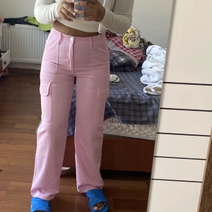 Snygga byxor  - Helt nya med prislappen kvar köparen står för frakt budgivning om flera intresserade 