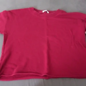 Röd tröja - Köpt utomlands och är i fint skick. Är M L men S kan ha den som oversized. 