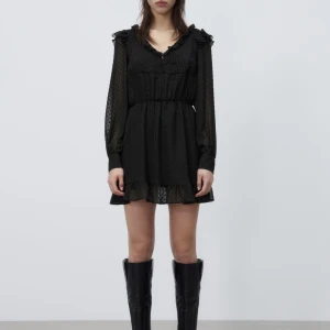 Svart zara klänning - En svart zara klänning i storlek xs. Perfekt till alla årstider och super fin på middagar osv🫶🏼