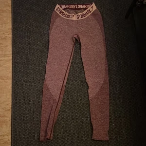 Gymshark träningstights - Fina träningstights från Gymshark i strl M. Lila spräckliga. Använda fåtal gånger så i fint skick. Frakt betalas av köparen. 