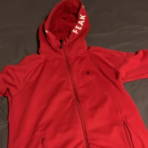 Peak performance ziphoodie - Peak performance ziphoodie i bra skick.