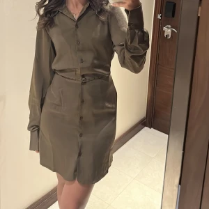 Brun klänning - Satin brun klänning, storlek 32 använd endast 1 gång Köpt för 600kr