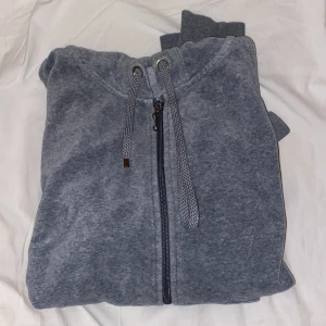 Grå kofta  - Grå kofta från Cubus. Gosig och passar i både mjukis from men även med jeans. 