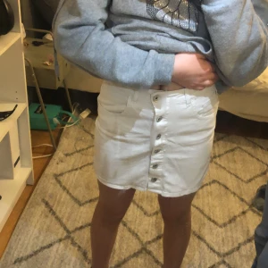 Vit kjol -  En perfekt kjol till sommaren.  Åker ej upp när man går, det är storlek 146 men passar även folk med xs (har testat)