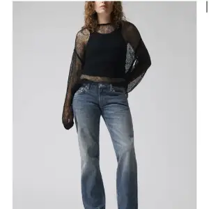 Säljer nu mina Weekday Low Arrow jeans som jag älskar jätte myvket men önskar att byta färgen så kan byta med npgon om npgon vill byta men annars säljer jag dom. Köpta för 550 säljer för 299, pris kan diskuteras