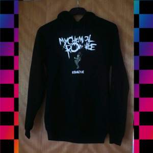 En svart hoodie med mcr the black parade motif. Bra skick