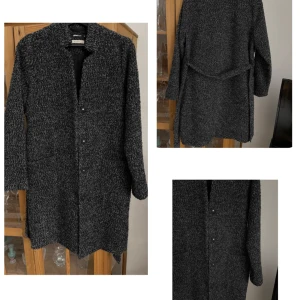 kappa i ull - Kappa ifrån Gina tricot i ull 80% polyester 20% ull Kappan är knappt använd så i fint skick!  Kappan är mörkgrå.  