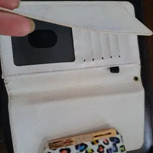 Mobil-plånbok till iPhone 6s,  lite använd men helt fin och hel!  Pris 15 kr plus frakt 🌸 Vid frågor kontakta mig 🌸 Anki