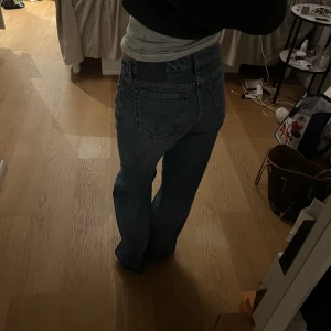 Tiger of Sweden jeans - Jättefina byxor som jag köpte när jag hade gips på benet. Jag är inte jätte förtjust i vida byxor så nu när jag kan ha vanliga byxor så har jag ingen användning för dessa. Men dem är verkligen såååå fina och bra skick!