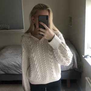 Stickad tröja - En super fin stickad beige tröja med mönster och krage!🤩Använd ett fåtal gånger och därför säljer jag den. Kommer från Gina tricot. Storleken är 158/164 men passar även mig som har S. Jag säljer tröjan för 125 kr. Köparen står för frakt och köpt är köpt❗️