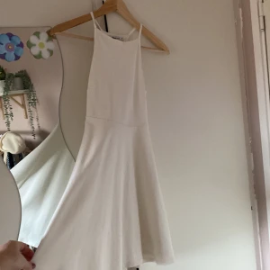 Vit klänning - Jätte fin vit klänning som tyvärr blivit lite för litet. Sms om några frågor eller bilder❤️köpt på Gina tricot 
